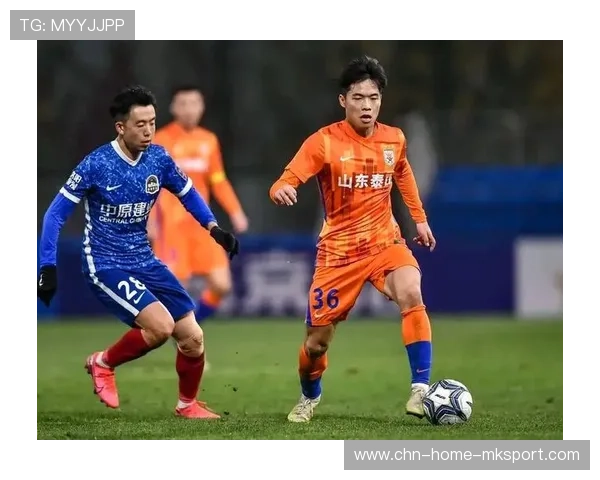 河南队周大地边路下底，回敲弧顶形成二次进攻